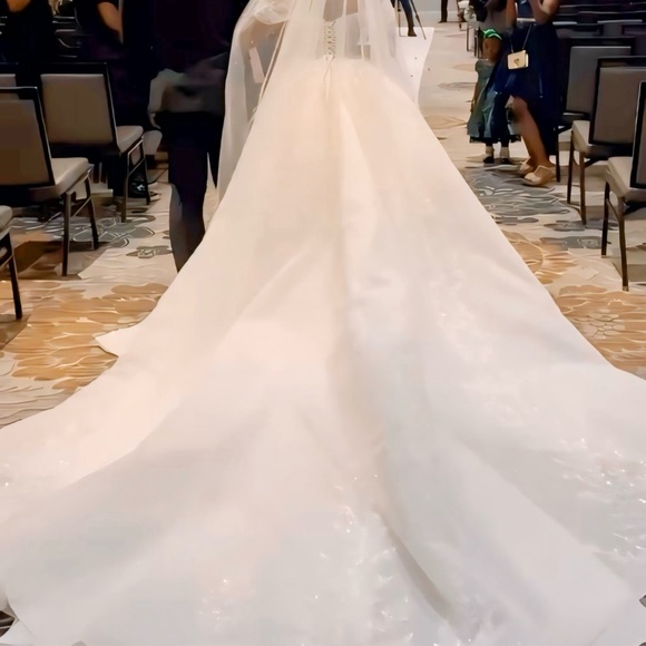 Wedding dress used once - Picture 3 of 5